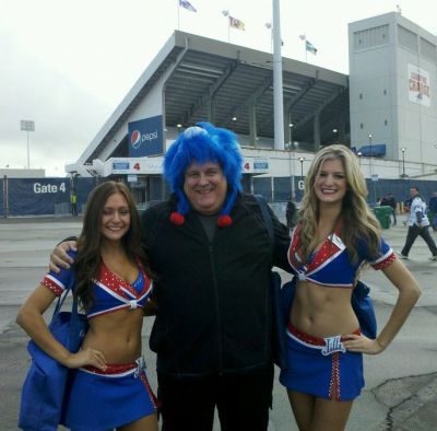 Mike, his crazy hat and two Buffalo Jills